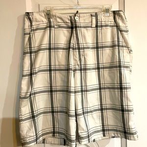 Mens Quicksilver size 34 shorts.